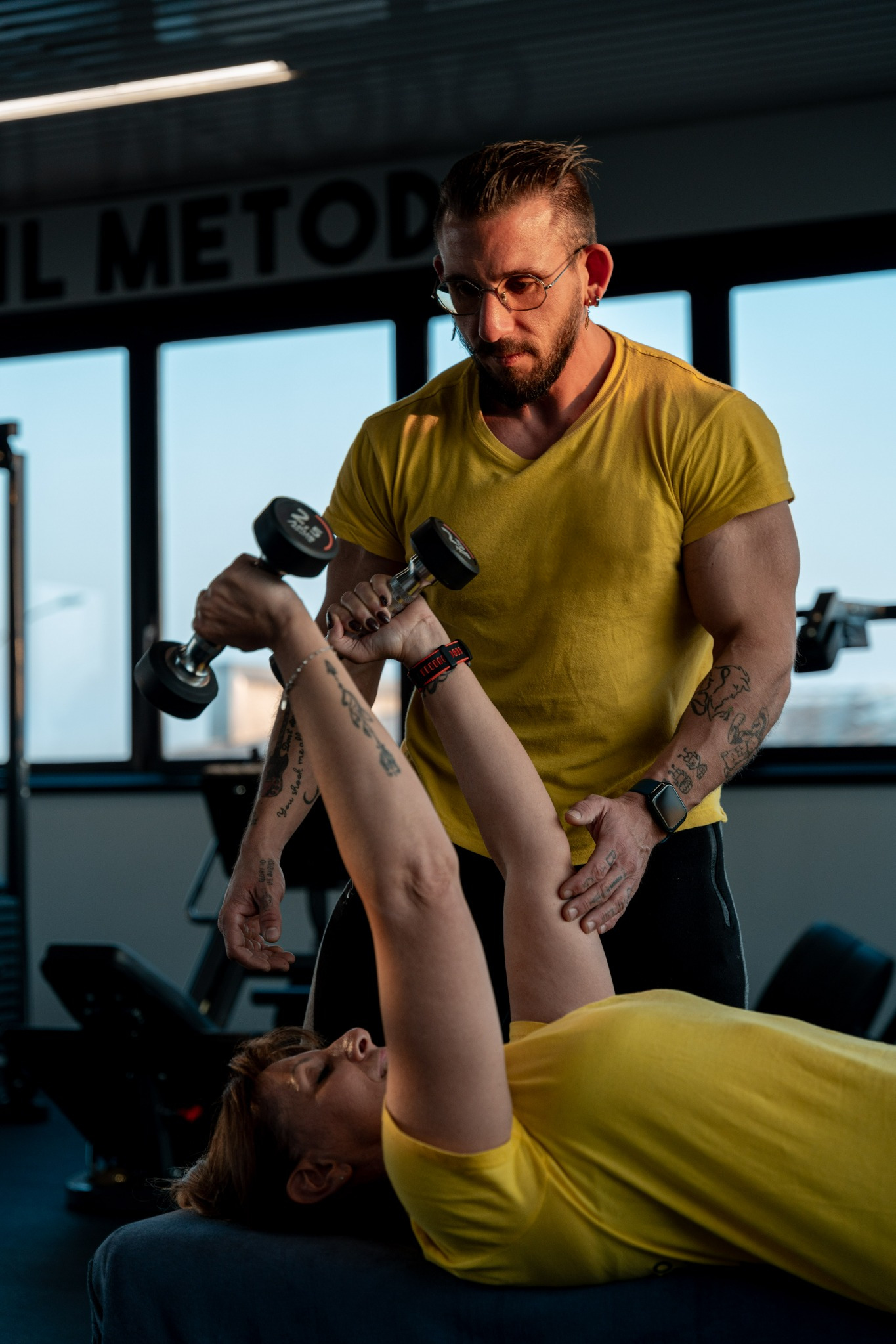 Coach de Il Metodo segue una cliente durante l’allenamento